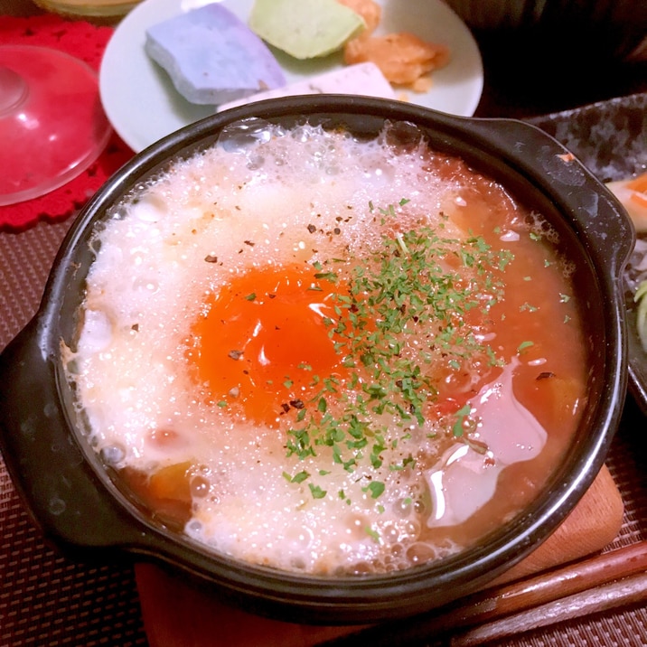 トマトとセロリ葉の落とし卵スープ